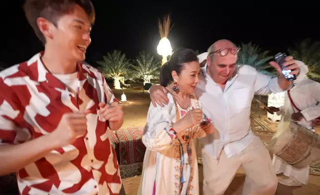 阿姐玩到勁開心，成個少女咁。