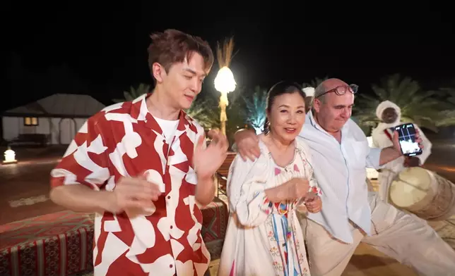 阿姐玩到勁開心，成個少女咁。