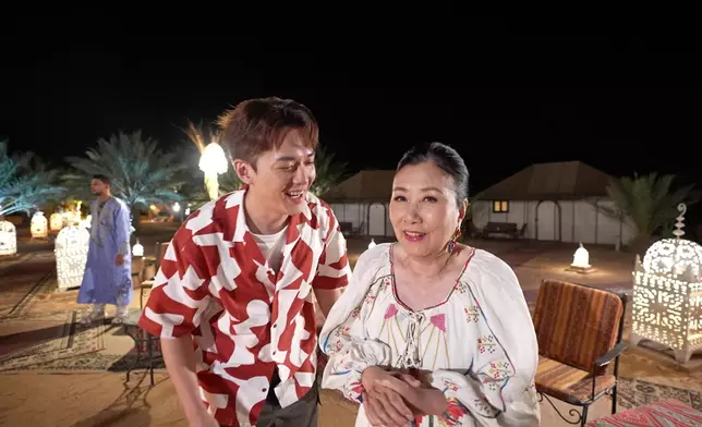 阿姐玩到勁開心，成個少女咁。