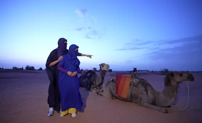 晨早出發騎駱駝看日出