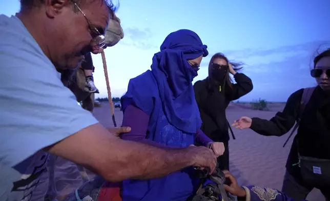 台前幕後都好關心阿姐上駱駝嘅安全問題。