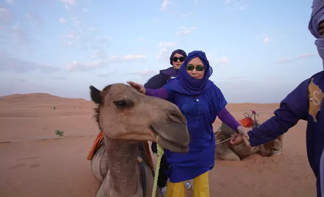 阿姐好開心咁同駱駝Say Goodbye。