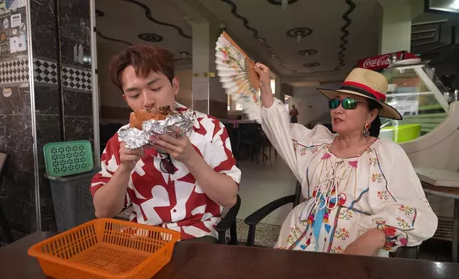 阿姐其實都好照顧Nicholas。