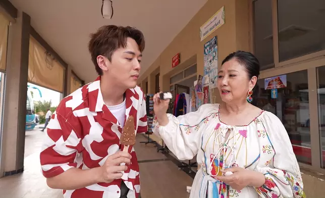 阿姐餵Nicholas食雪糕，佢即刻開心到模糊。