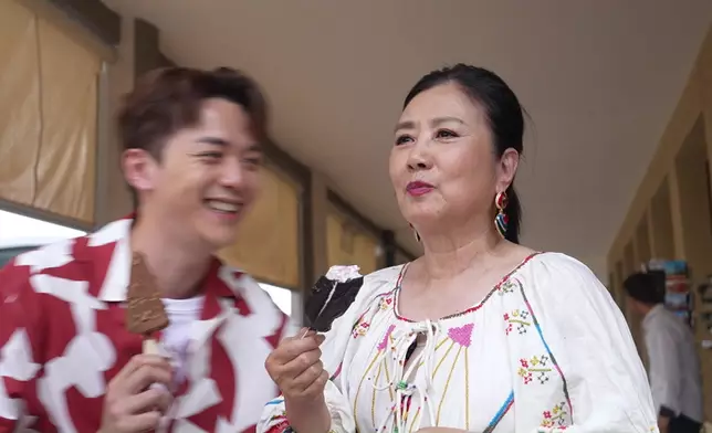 阿姐餵Nicholas食雪糕，佢即刻開心到模糊。