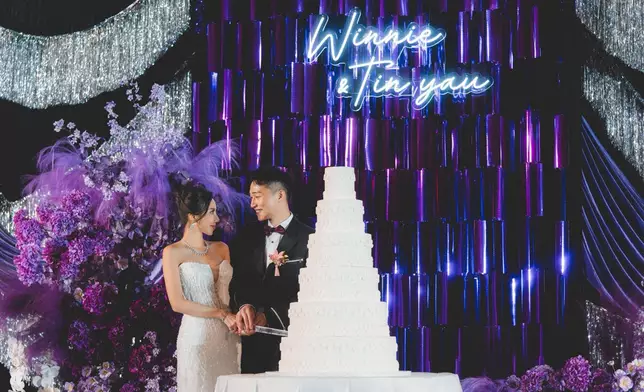 一對新人在RITZ CARLTON舉行婚禮。