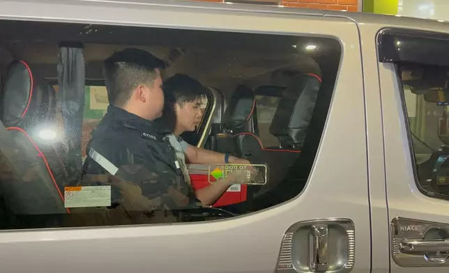 工作人員送走紅色票箱。巴士的報記者攝