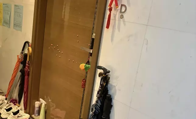 有網友投訴鄰居自私地將公眾走廊當是私人鞋櫃，在門外堆放大量鞋。FB圖片