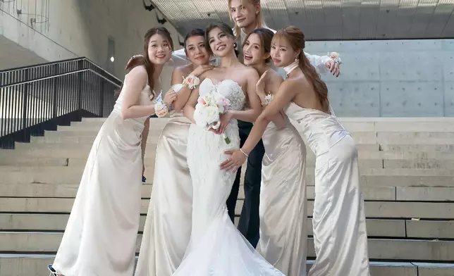 同MIRROR成員李駿傑（Jeremy）一齊做姊妹。