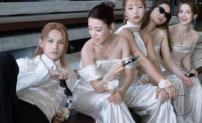 揭二人神秘關係。