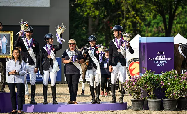 （左起）林立信、吳蓓華、何苑欣和黃籽頤勇奪三項賽團體賽銅牌。