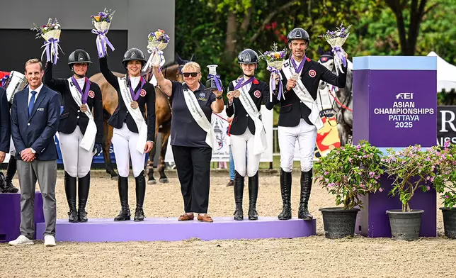 （左起）黎嘉怡、賴楨敏、韋娜和林立信在場地障礙賽團體賽中奪銅。