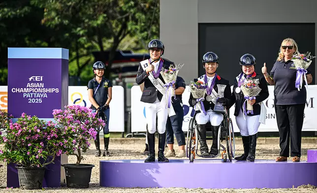 （左起）曾靝賜、林樂兒和鍾美娟取得殘疾人盛裝舞步團體賽銀牌。