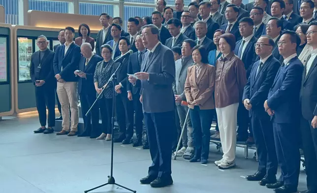 立法會選舉後，現屆立法會議員與新一屆立法會候任議員在立法會大樓會見傳媒。巴士的報記者攝