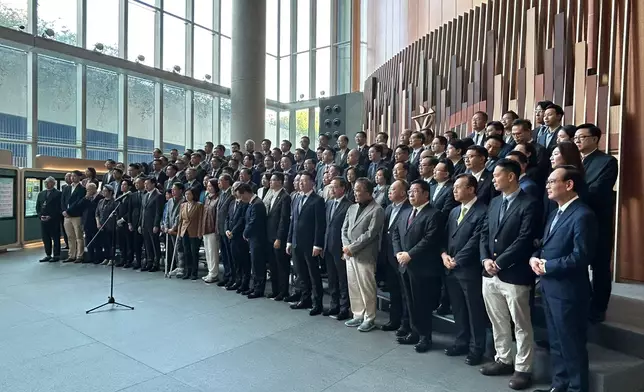 現屆立法會議員與新一屆立法會候任議員在立法會大樓會見傳媒。巴士的報記者攝