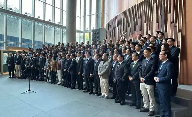 現屆立法會議員與新一屆立法會候任議員在立法會大樓會見傳媒。巴士的報記者攝