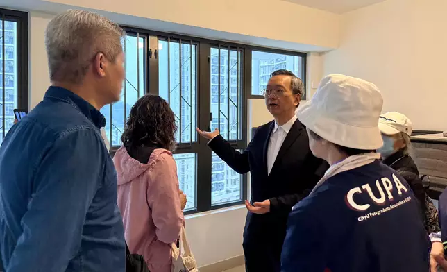 房屋局副局戴尚誠帶領參觀房協「樂翹樓」。何永賢FB