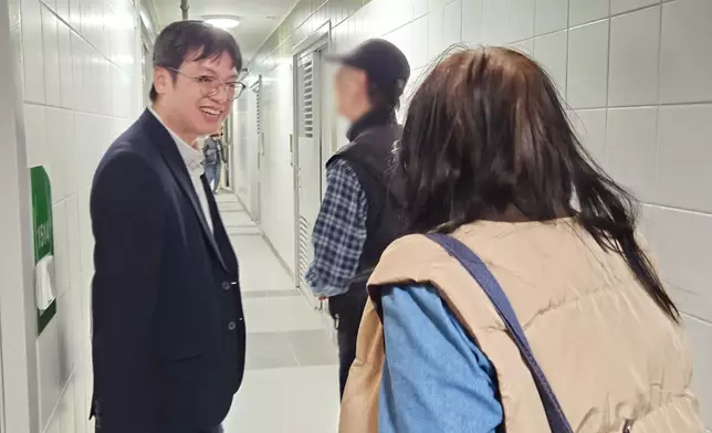 勞工及福利局副局何啟明帶領參觀房協「漁映樓」。何永賢FB