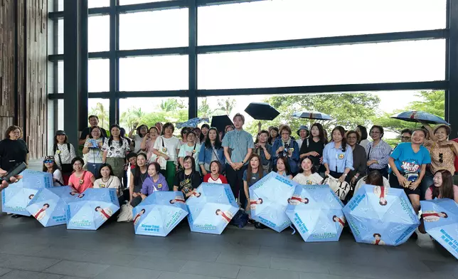 香港的海豚粉終於抵達檳城了，Rax也到機場去接機歡迎海豚粉來到他的家鄉。