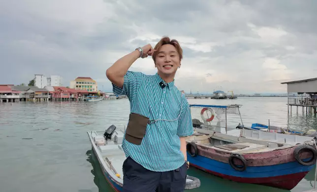 團友們走訪歷史悠久的姓氏橋。百年木板水上聚落至今仍保留傳統生活方式，樸實的海上人文氣息在微風與潮聲中格外動人，成為團員爭相記錄的文化地標。