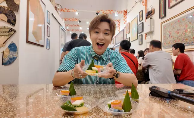 海豚粉前往米其林推薦的老字號「莫定標娘惹糕」，品嘗正宗娘惹糕點。