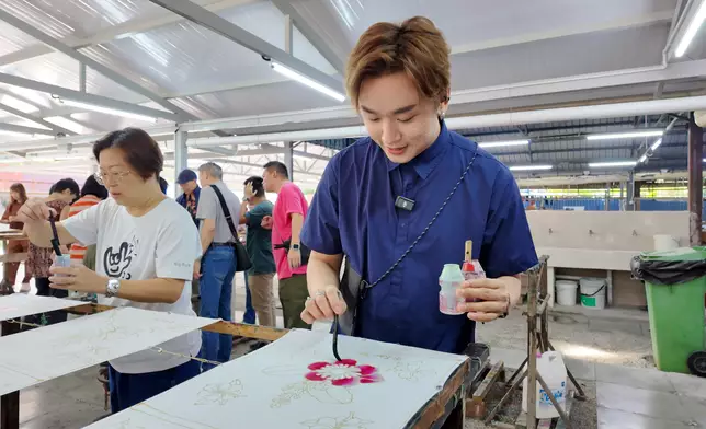 峇迪蠟染手作體驗，在工坊導師帶領下，團員從繪蠟、上色到定色全程親手參與，切身感受蠟染作為馬來文化與非物質文化遺產的重要價值，每人都完成了獨一無二的作品。