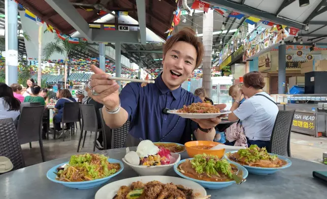 來到檳城一定要品嘗當地著名美食之一阿三叻沙和水果羅。