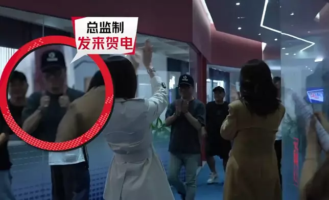 完成拍攝後，佳導都拍爛手掌。