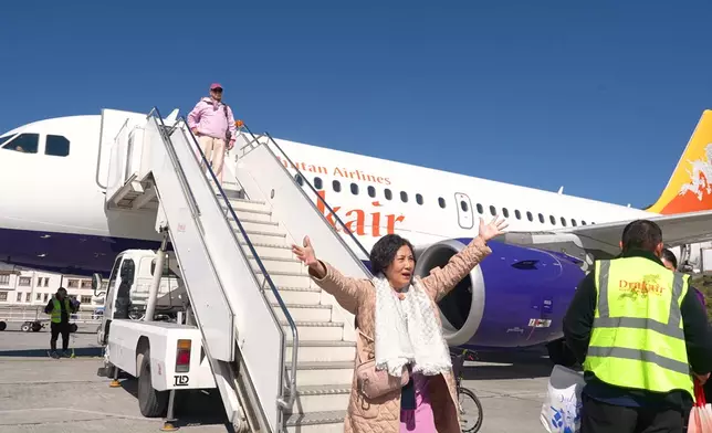 有家英哥喺附近嘅阿姐，秒變活潑。