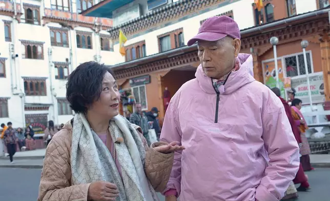 二人在不丹旅遊達人帶領下閒逛諾辛蘭大道，並購買節慶才發售的彩票。