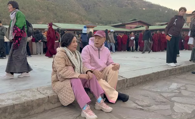 有邊個估到阿姐其實連就咁坐喺條街都唔介意吖。