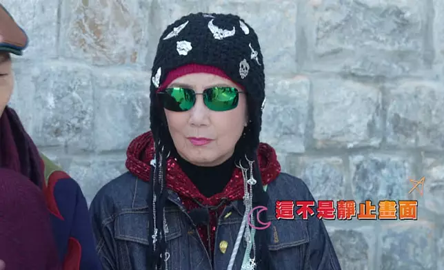 想睇阿姐點樣用冷淡嘅方式晒恩愛，睇節目啦。