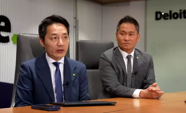 德勤華南區主管合夥人歐振興(左)、德勤中國香港業務主管合夥人黃文標(右)。巴士的報攝。
