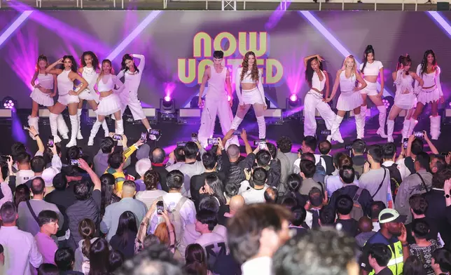 Now United昨晚為年度賽馬盛事「浪琴國際騎師錦標賽」作現場表演。