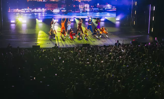 將以馬匹為靈感創作的單曲《Giddy Up》帶到去葡萄牙及巴西多個城市。