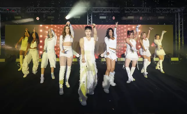 Now United再次登上跑馬地馬場的舞台，為現場觀眾帶來勁歌熱舞。