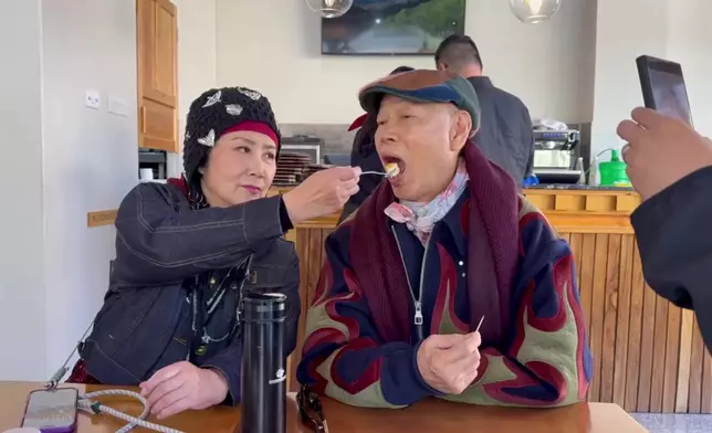 餵食蛋糕呢Part甜蜜得嚟又酸酸地，有趣。