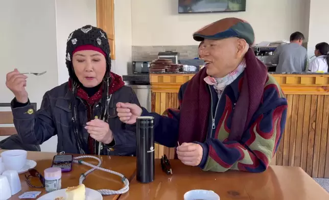 餵食蛋糕呢Part甜蜜得嚟又酸酸地，有趣。