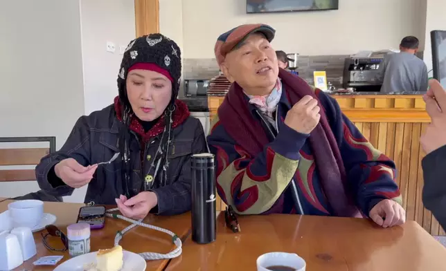 餵食蛋糕呢Part甜蜜得嚟又酸酸地，有趣。