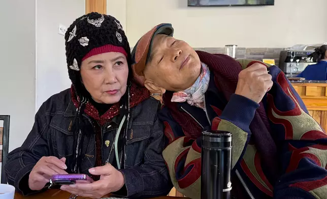 餵食蛋糕呢Part甜蜜得嚟又酸酸地，有趣。