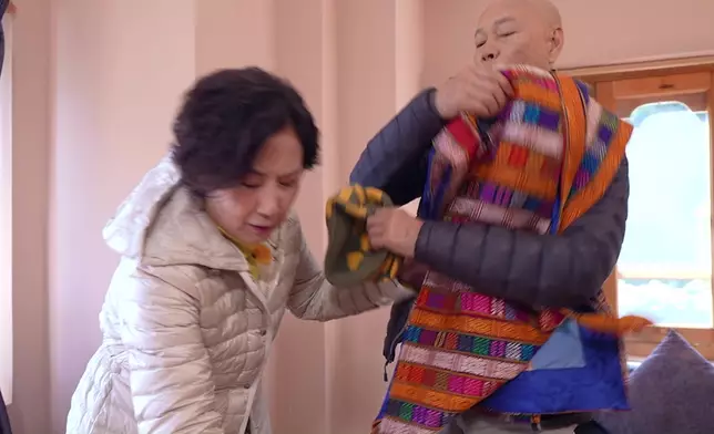 家英哥唔小心「摑」到阿姐，佢即刻搞笑咁呵番老婆大人。