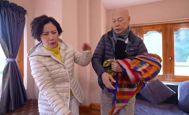 家英哥唔小心「摑」到阿姐，佢即刻搞笑咁呵番老婆大人。