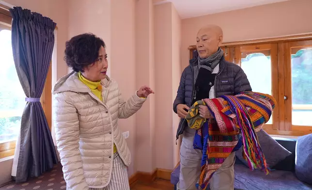 家英哥唔小心「摑」到阿姐，佢即刻搞笑咁呵番老婆大人。