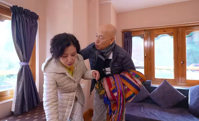 家英哥唔小心「摑」到阿姐，佢即刻搞笑咁呵番老婆大人。