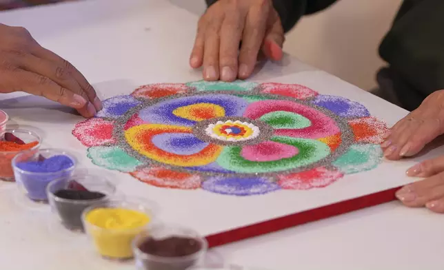 「壇城沙畫」體驗別具意義。