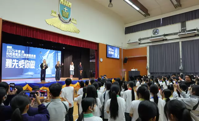 VIVA特別獻唱《不夠浪漫的我們》，為同學送上溫暖與支持。全場學生紛紛舉起手機記錄難忘時刻，氣氛溫馨感人。