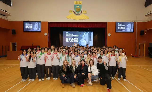 VIVA及梁子與浸信會呂明才中學96位舞蹈學會的同學合照。