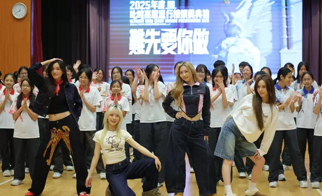 .VIVA領軍「百人挑戰」之「百人起舞」—— VIVA聯同96位來自浸信會呂明才中學舞蹈學會的同學，總共 100人挑戰一鏡到底大跳VIVA的快歌《FOMO》。