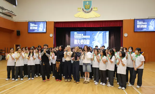 VIVA及梁子與浸信會呂明才中學96位同學完成「百人起舞」挑戰後分享及總結。