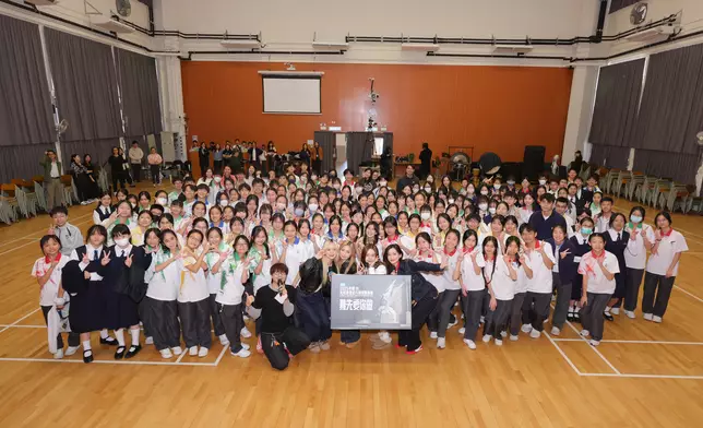 VIVA及梁子與浸信會呂明才中學全場師生大合照，並一同大叫今年叱咤口號「難先要你做」。